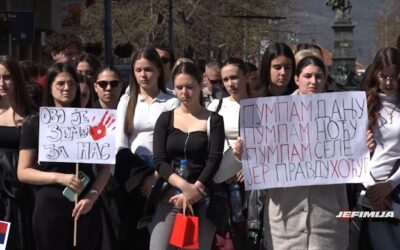 MATURANTI TRI SREDNJE KRUŠEVAČKE ŠKOLE KOJI SU U BLOKADI ORGANIZOVALI PROTESTNU ŠETNJU